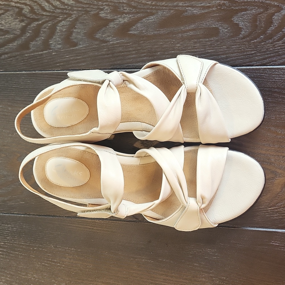Women's Clarks Aritisan sandals cream leather size 9